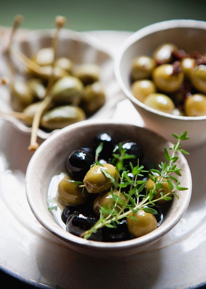 Oliven mit Thymian und Kapern