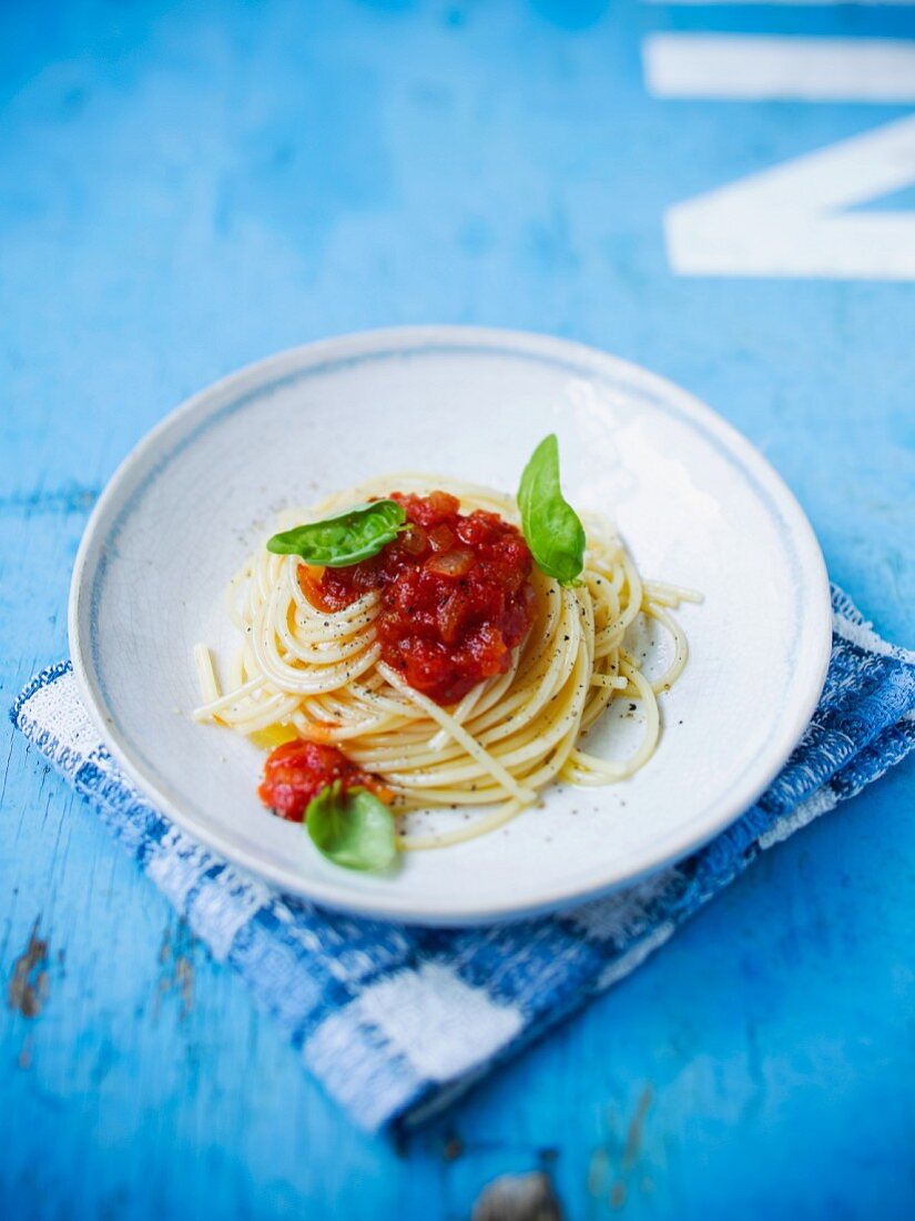 Spaghetti mit Tomatensauce und Basilikum