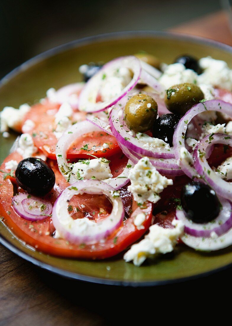 Tomatensalat mit Feta, Zwiebeln und Oliven