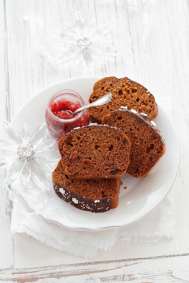 Honigkuchen mit Zuckersternen und Johannisbeermarmelade (weihnachtlich)