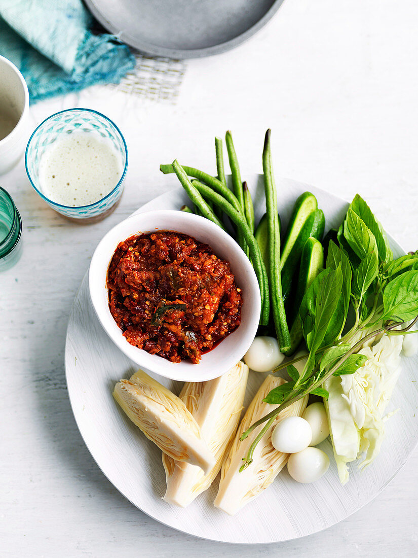 Jaew Bong (Dip aus Chili und fermentiertem Fisch, Isaan-Küche) und Gemüse