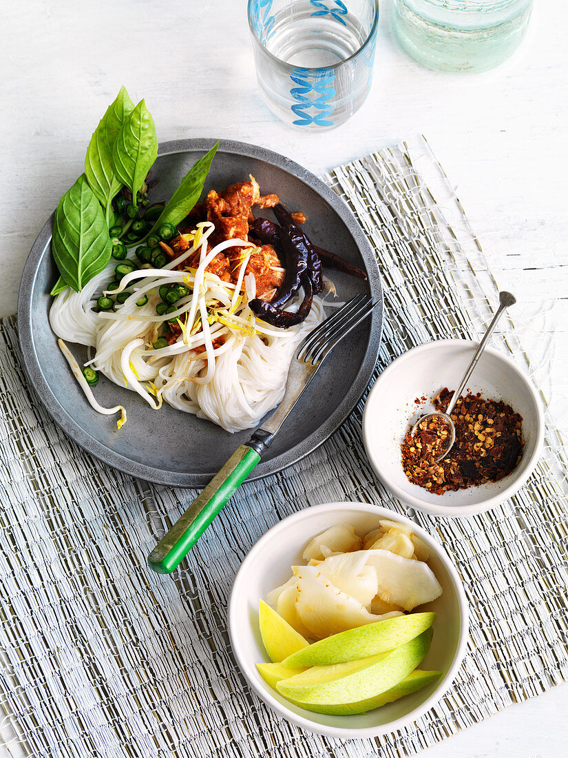 Kanom Jeen Nam Ya (chicken breast with pasta and curry pasta, Isaan cuisine)