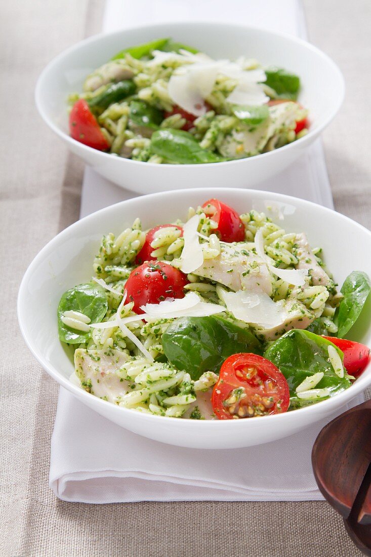 Hähnchen-Orzo-Salat mit Pesto