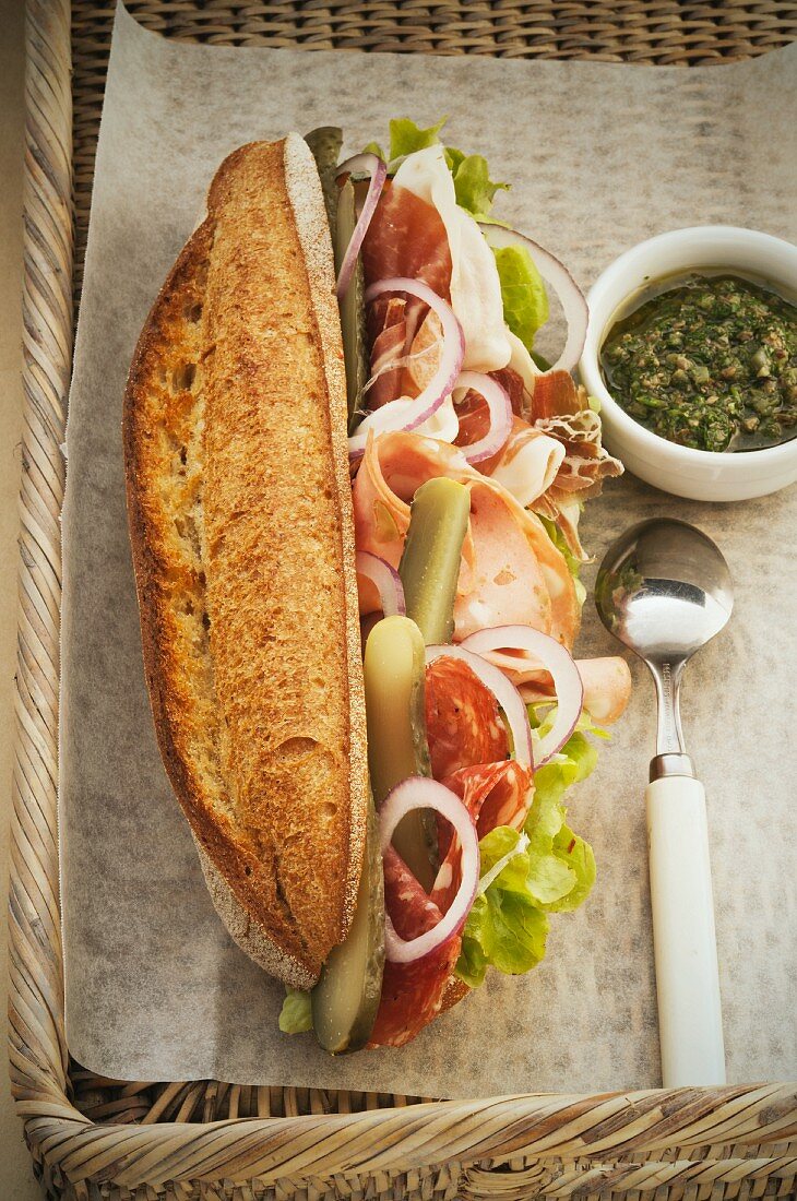 Sandwich mit Salami, Schinken, Mortadella und Thunfischmayonnaise