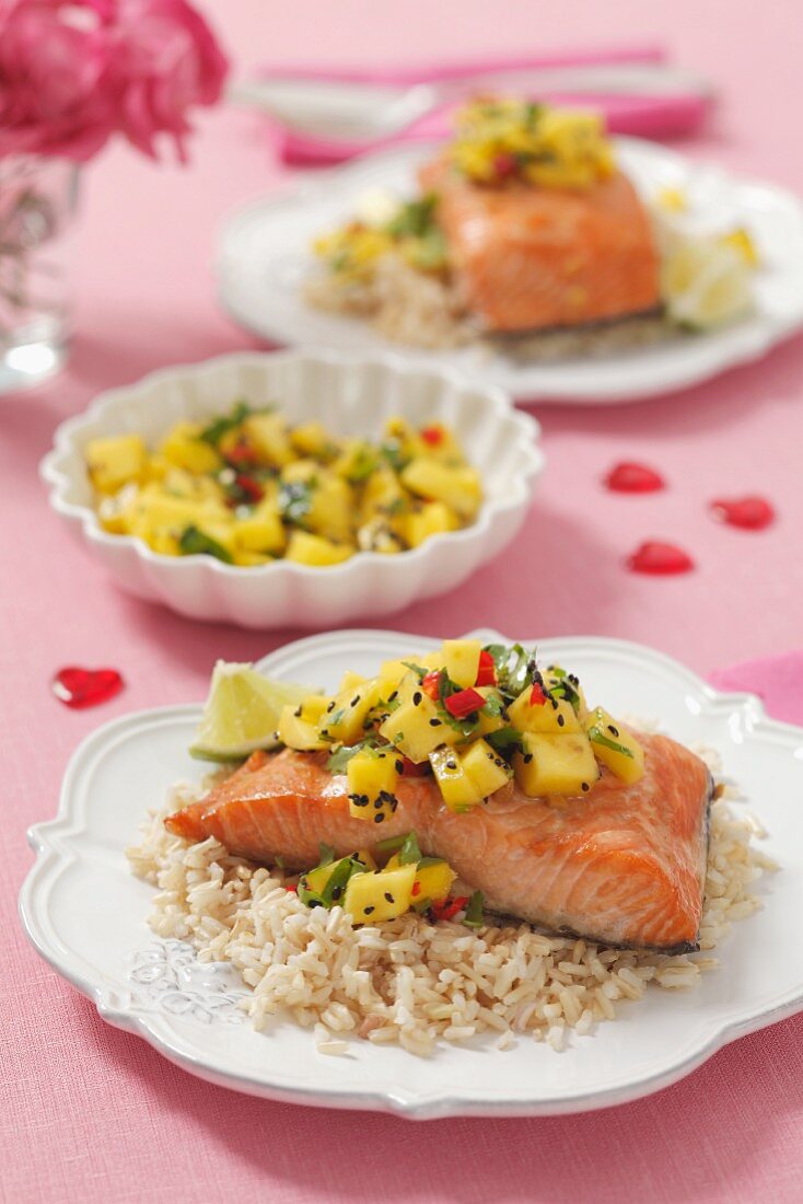 Lachsfilet auf Reis mit Mango-Chili-Salsa