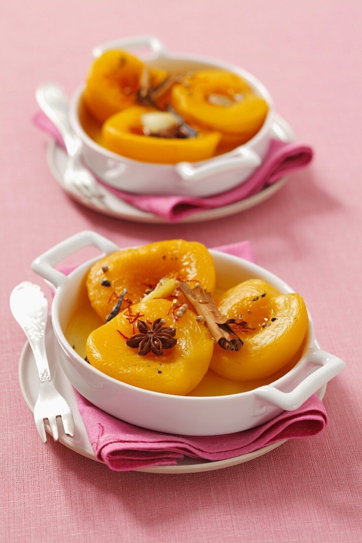 Gebackene Pfirsiche mit Honig und Gewürzen