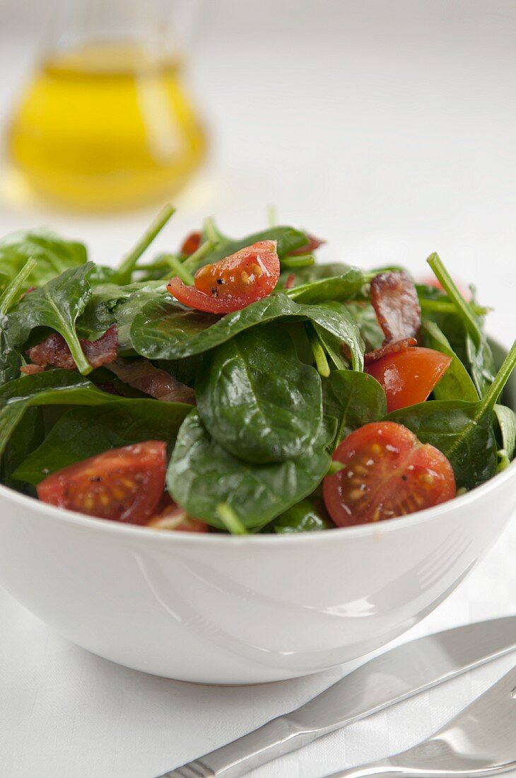 Spinatsalat mit Kirschtomaten