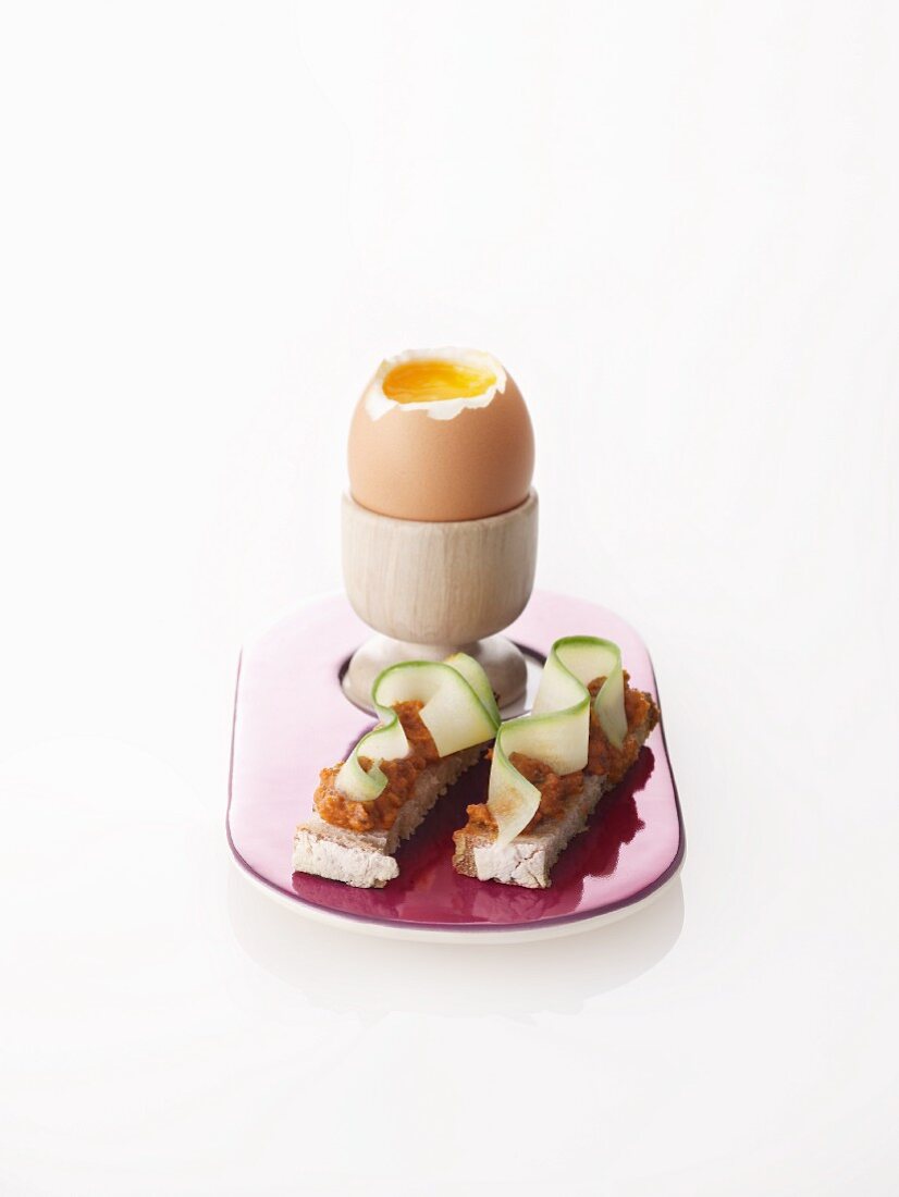 Weichgekochtes Ei und Mouillettes (Brotschnittchen, Frankreich)