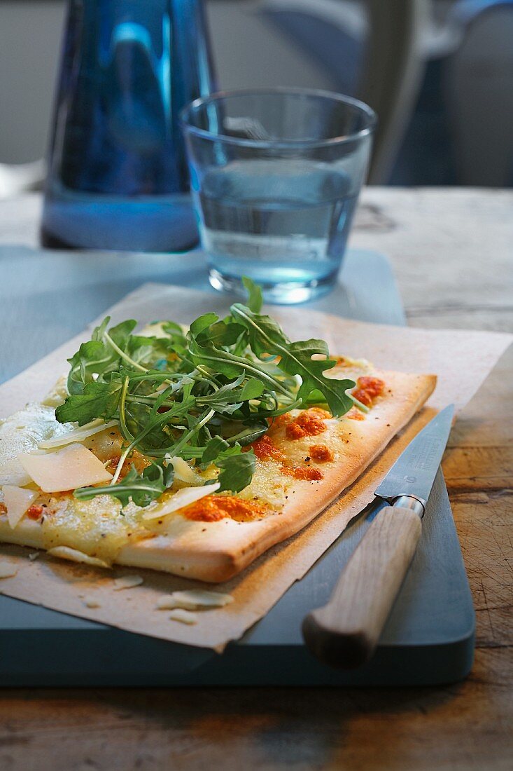 Pizza mit Rucola und Käse