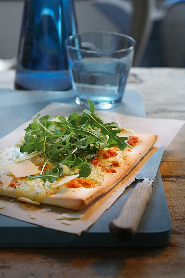 Pizza with rocket and cheese
