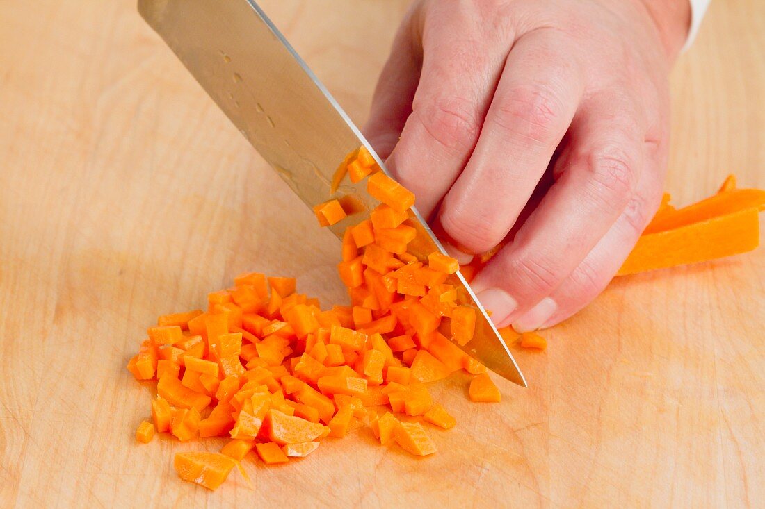 Karotte in Würfel schneiden