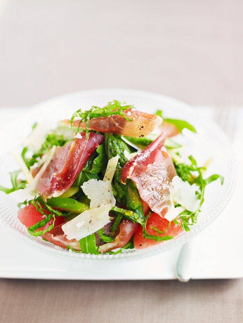 Frühlingssalat mit Parmesan und Parmaschinken