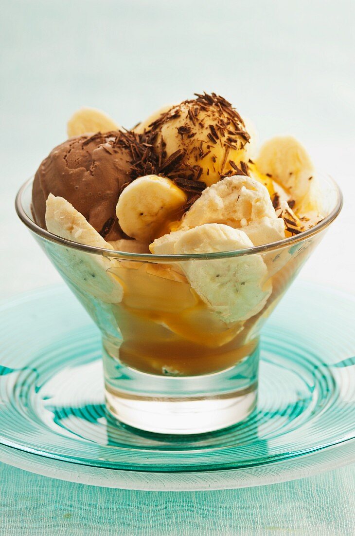 Banoffe ice cream (ice cream with bananas and caramel sauce)