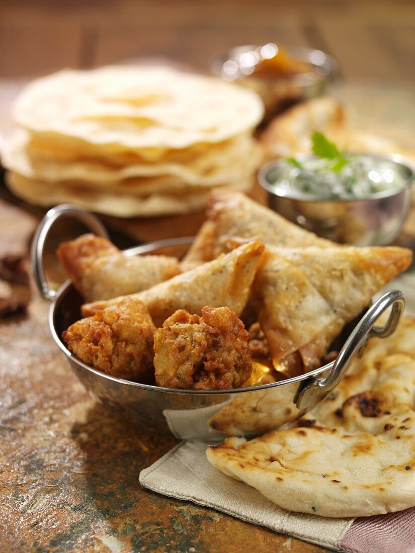 Samosas (frittierte Teigtaschen, Indien) und Fladenbrot