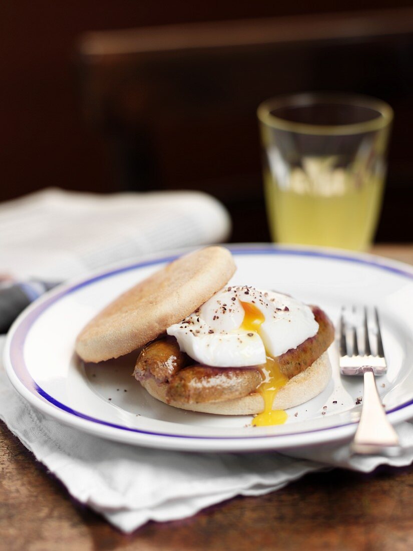 English Muffin mit Würstchen und pochiertem Ei