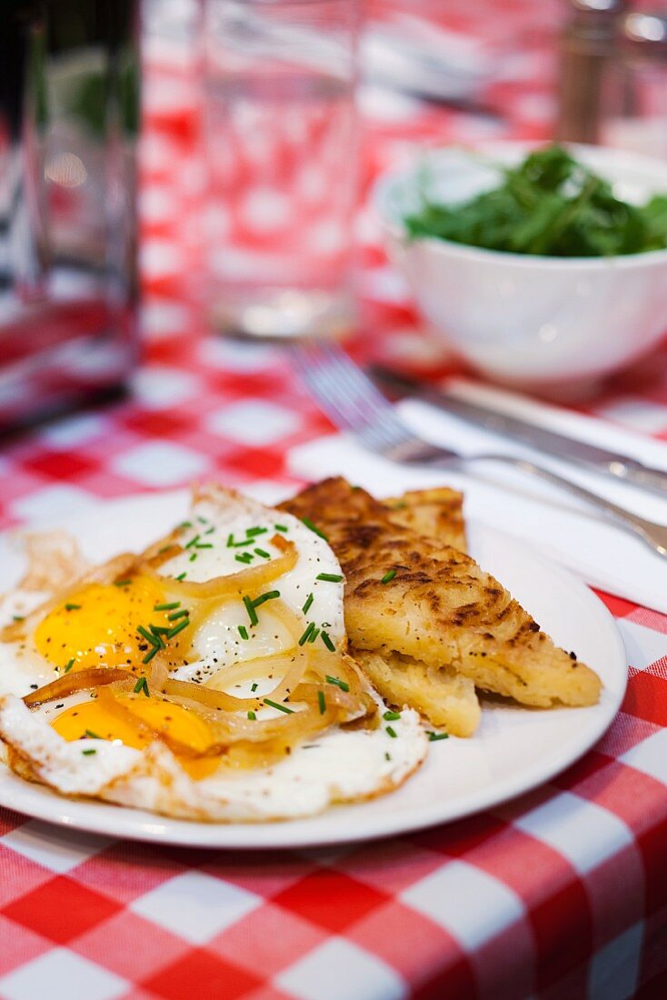 Fried eggs with rösti and bacon