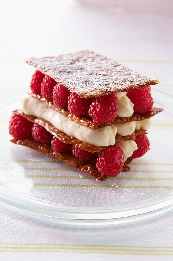 Schichtdessert mit Krokant und Himbeeren