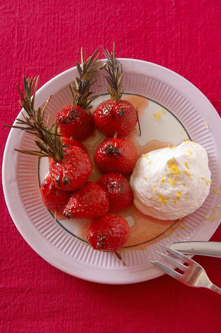 Grilled strawberry kebabs with cream
