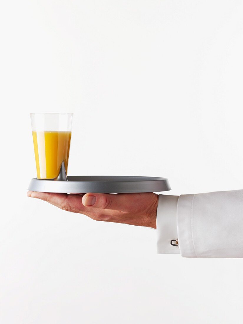 Kellner hält Tablett mit einem Glas Orangensaft
