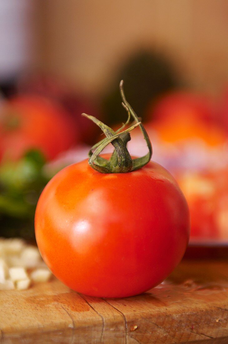 Tomate auf Schneidebrett