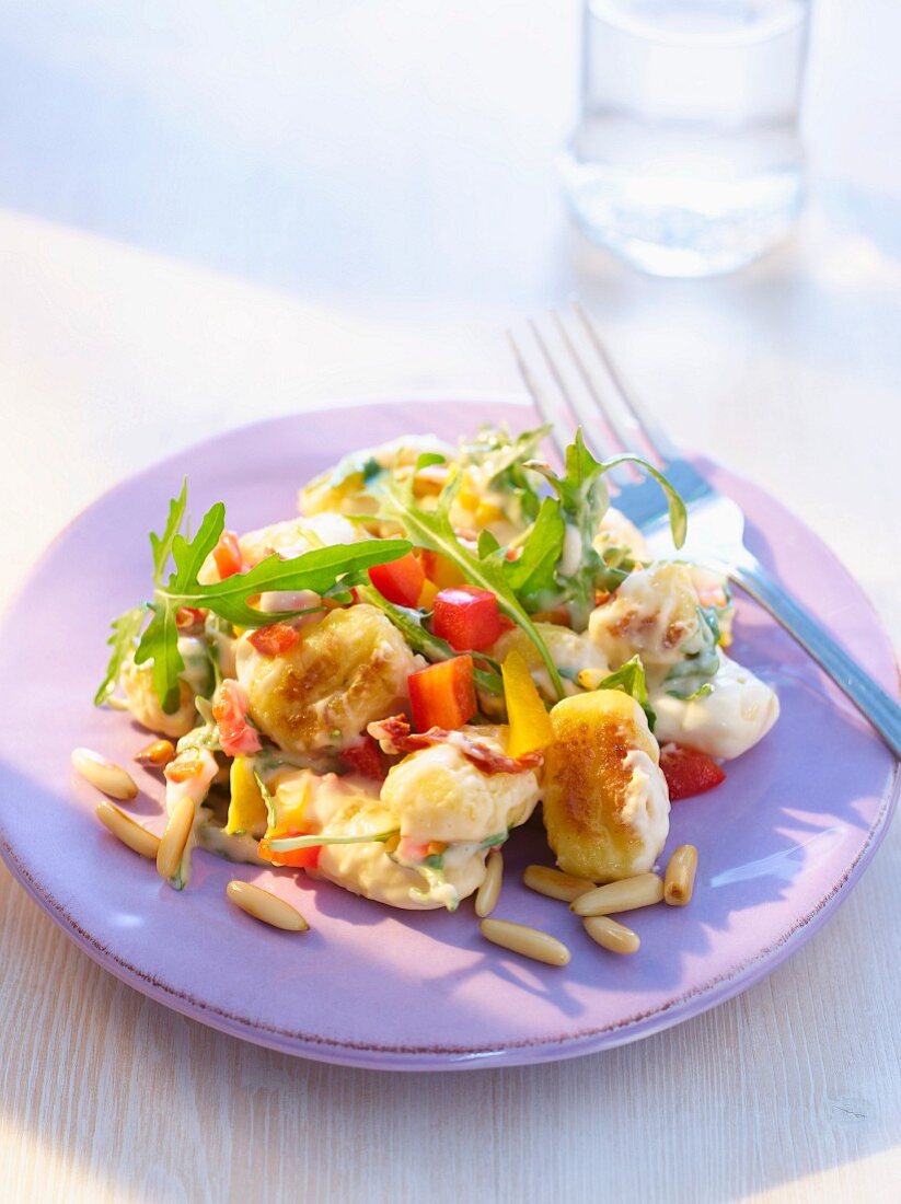 Gnocchi salad with rocket, pine nuts and peppers