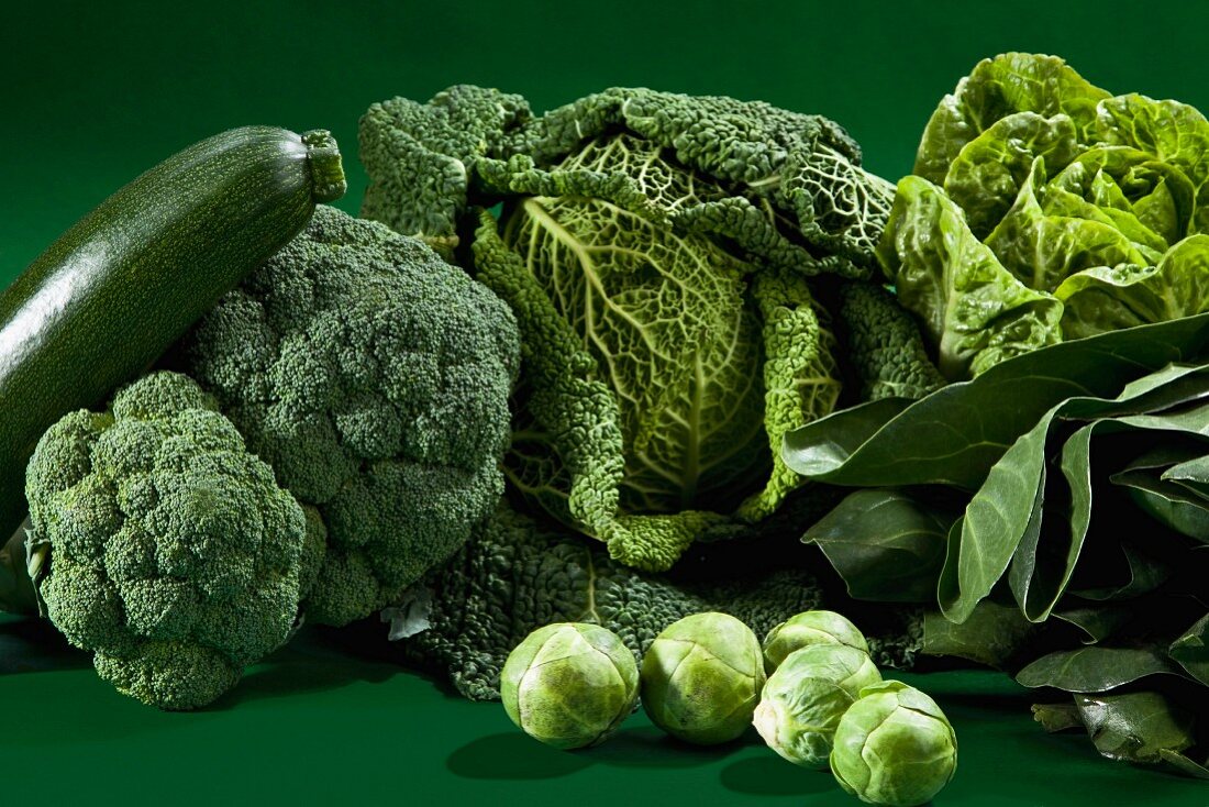 Grünes Gemüse (Brokkoli, Rosenkohl, Wirsing, Zucchini, Salat)