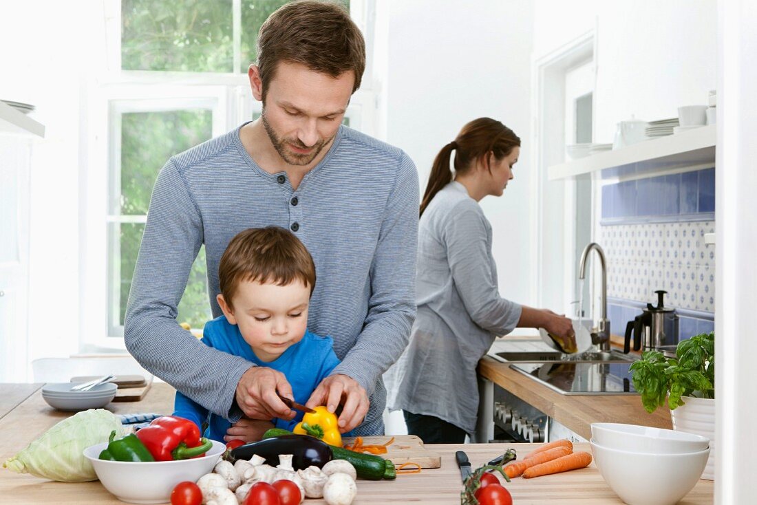 Vater und Sohn schneiden Paprikaschote