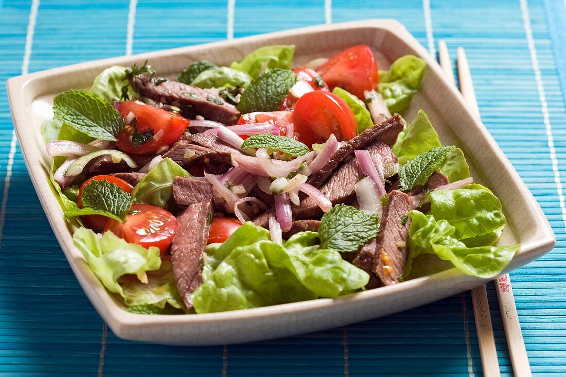 Beef salad with tomatoes, lettuce and mint