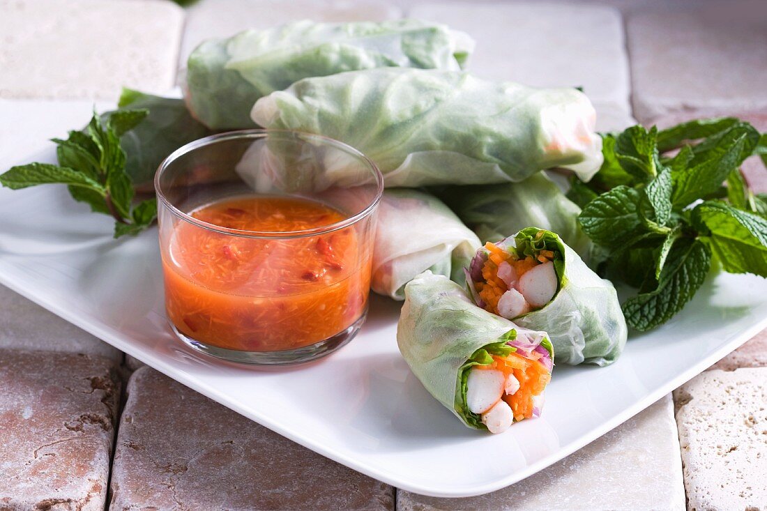 Rice paper rolls filled with salad, surimi and prawns (China)