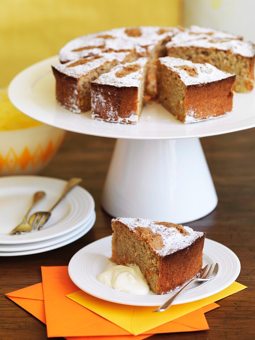 Möhren-Mandel-Kuchen auf Tortenständer