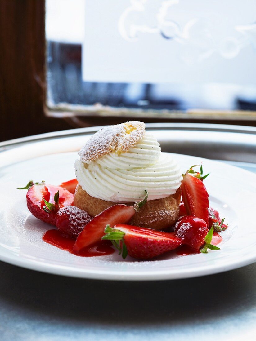 Windbeutel mit Sahne und frischen Erdbeeren (Choux chantilly)