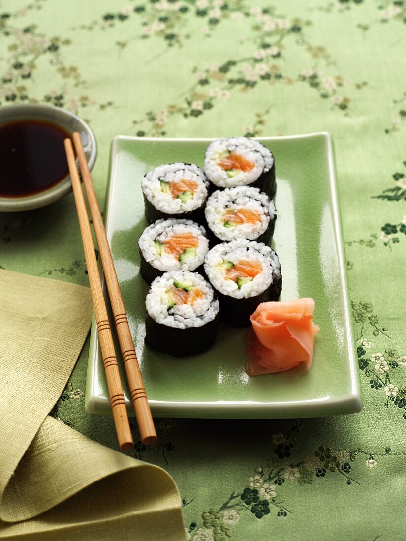 Maki-Sushi mit Lachs und Gurke