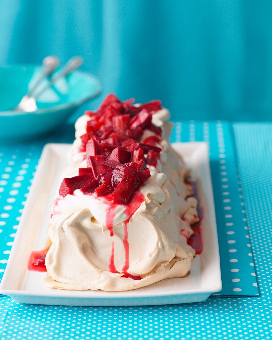 Karamell-Pavlova mit Rhabarber