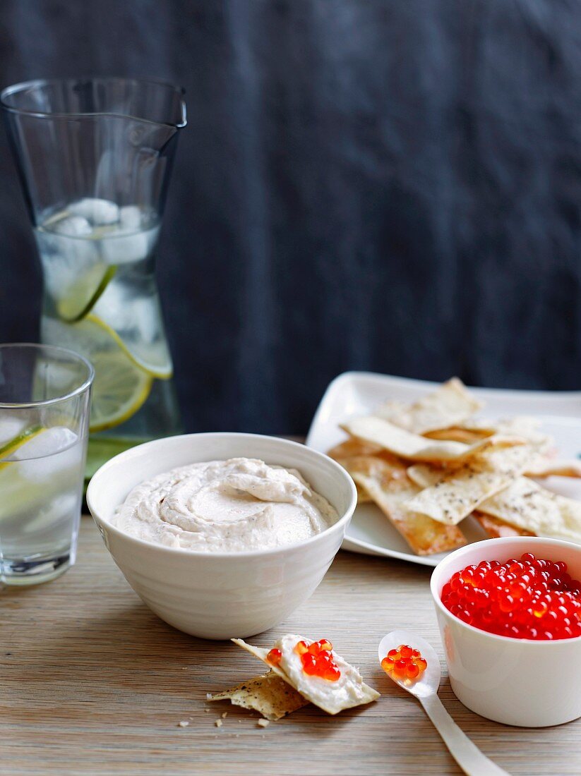 Taramasalata mit Lachskaviar und Crackern