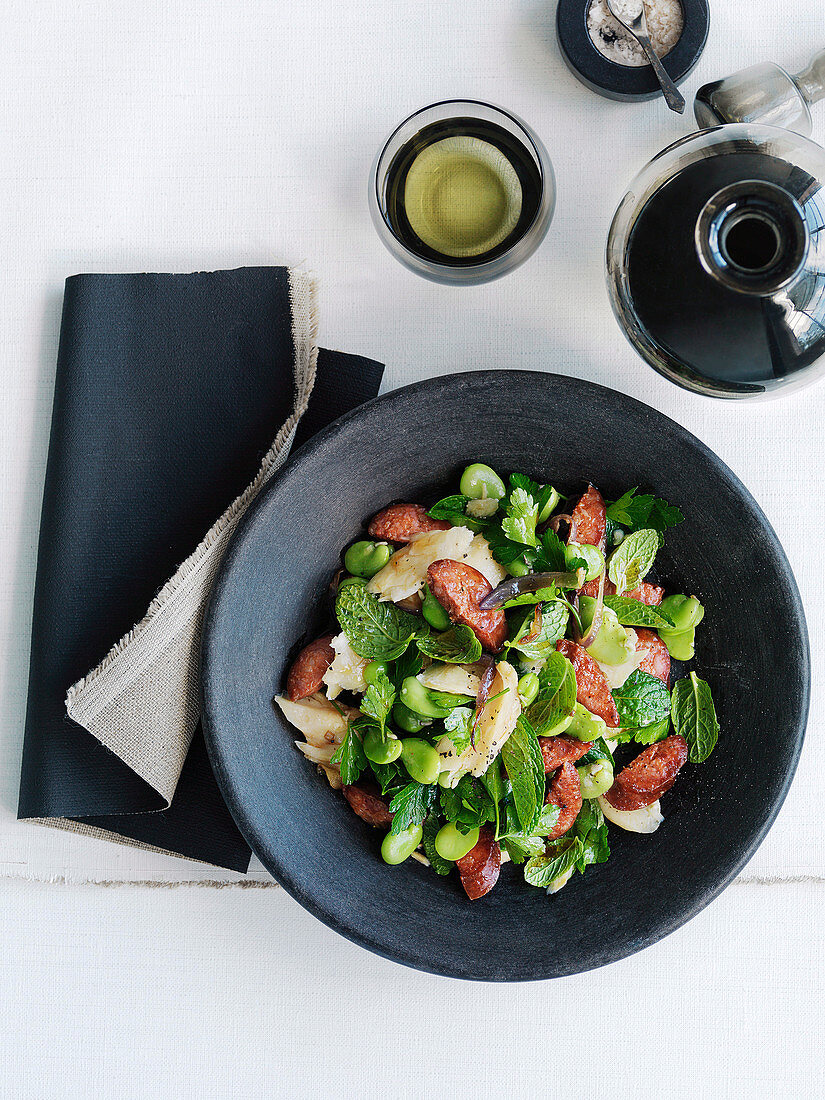 Chorizo-, Saubohnen- und Kabeljausalat