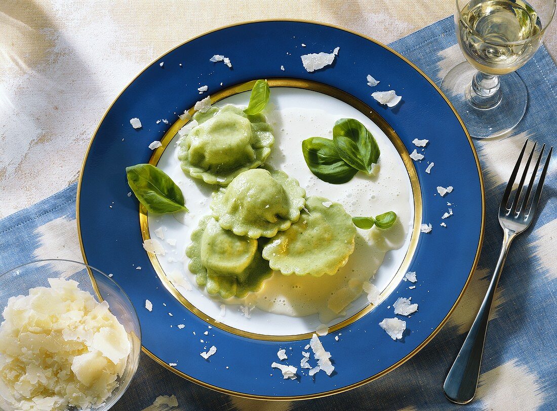 Spinatravioli mit Sahnesauce & Parmesan auf Teller