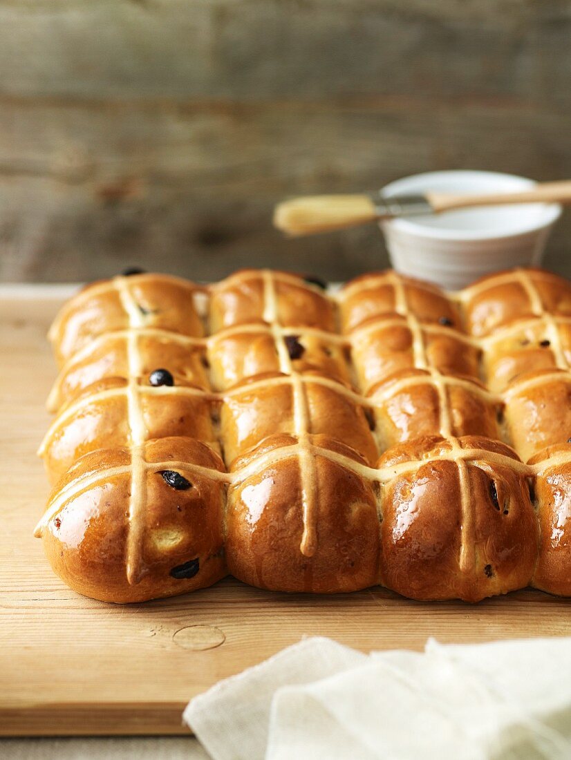 Hot Cross Buns (Hefebrötchen mit Rosinen)