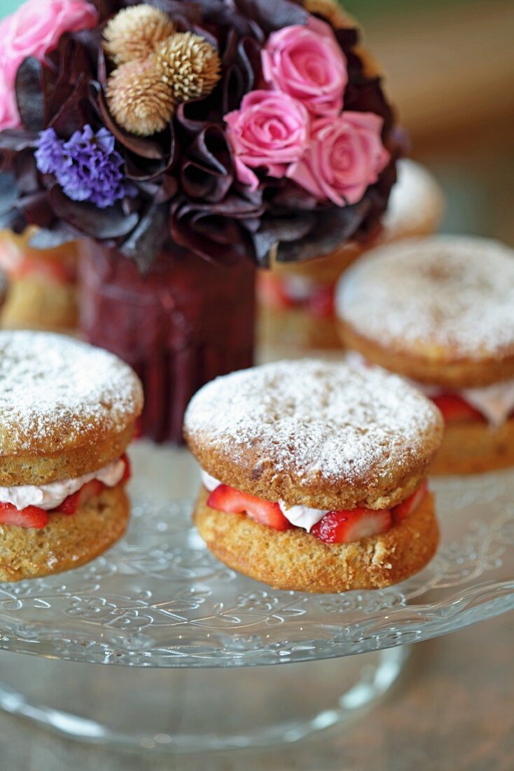 Mini strawberry cake with cream and icing sugar