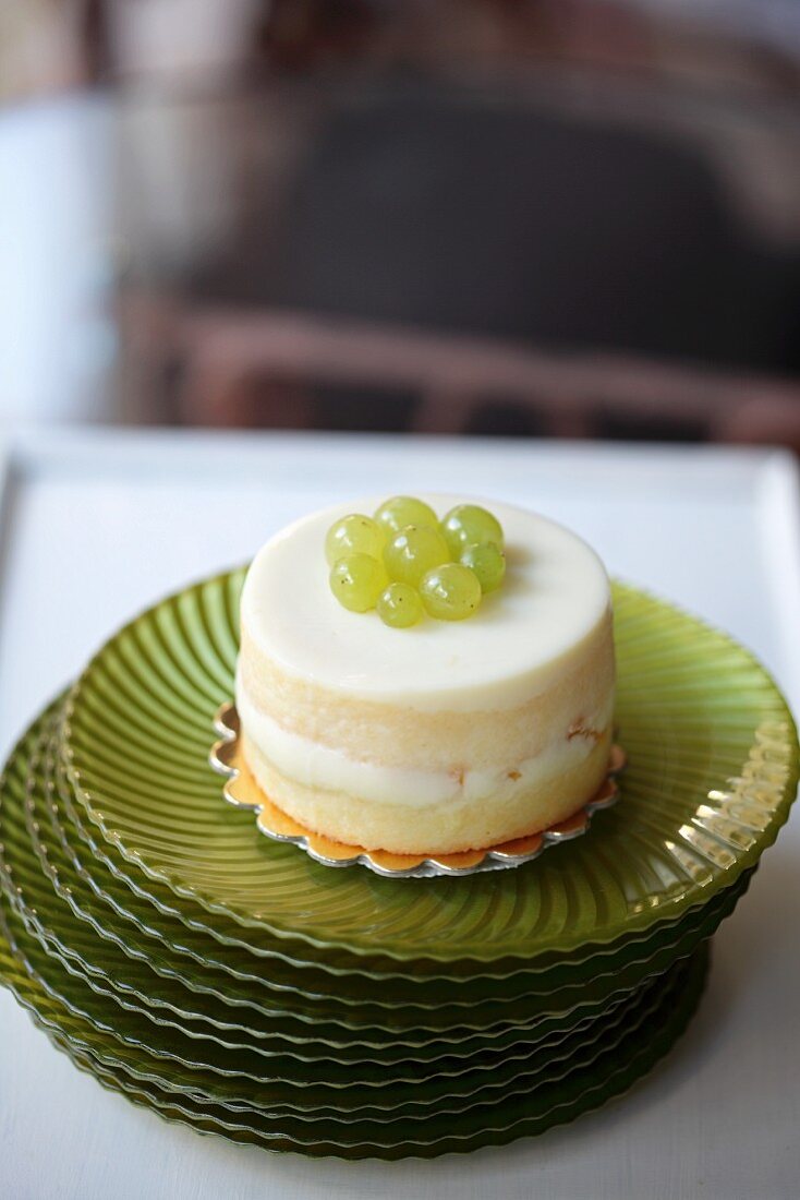 A vanilla cake with grapes
