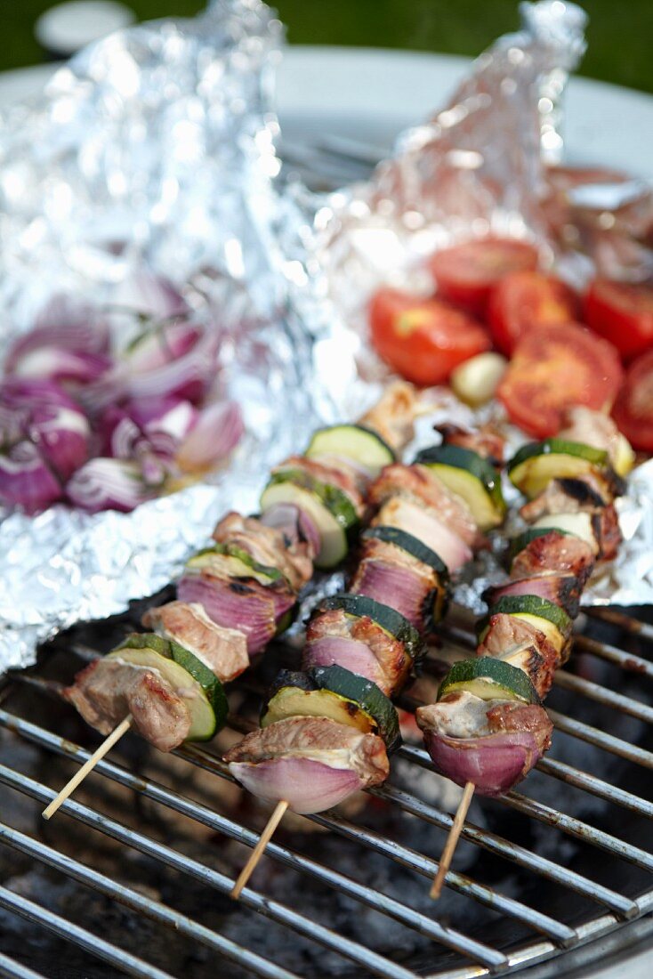 Fleischspiesse, Zwiebeln und Tomaten auf dem Grill