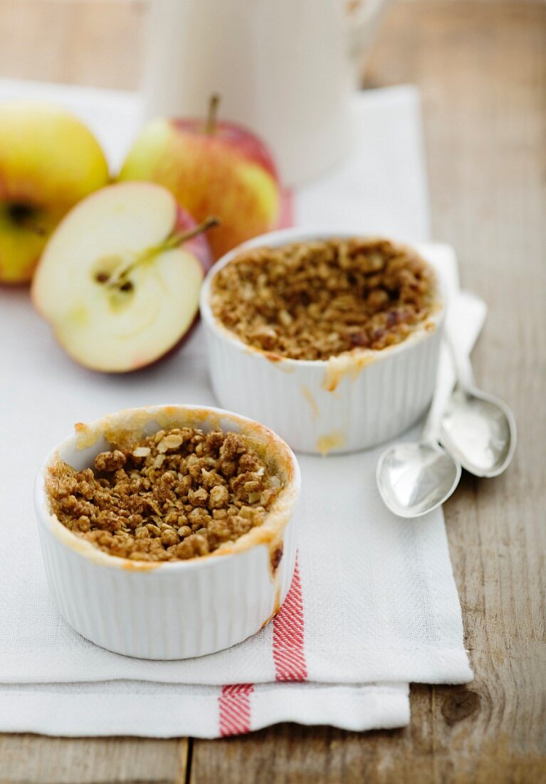 Zwei Apfel-Crumbles und frische Äpfel