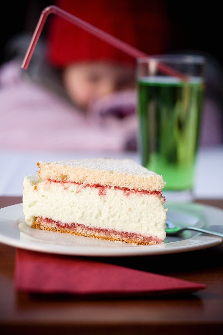 Ein Stück Waldmeistertorte