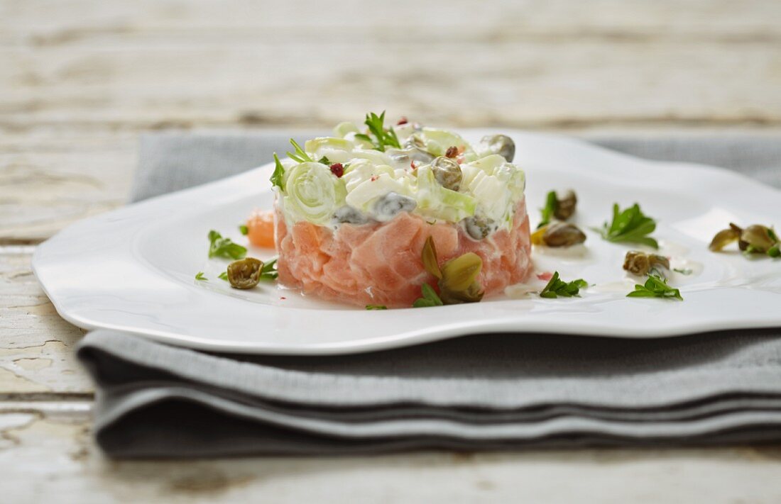 Salmon tartar with a leek salad