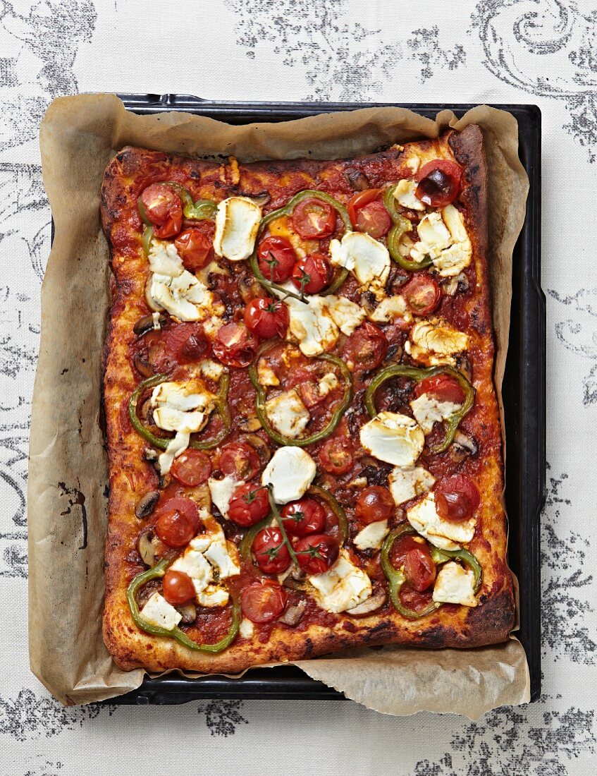 Goat's cheese and tomato pizza