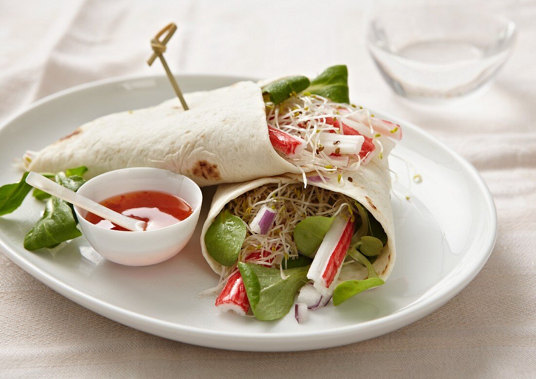 Wraps filled with surimi, bean sprouts and lamb's lettuce
