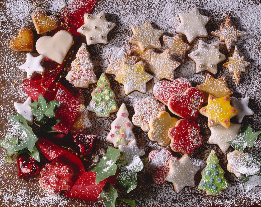 Colourful Christmas biscuits dusted with icing sugar