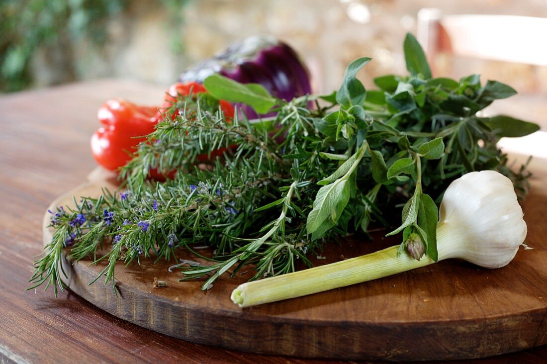 Stillleben mit Kräutern, Knoblauch und Gemüse