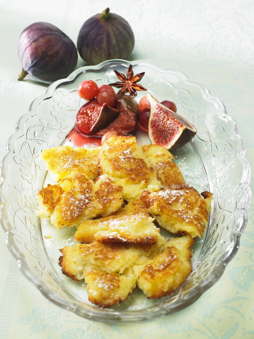 Shredded sugared pancakes with figs
