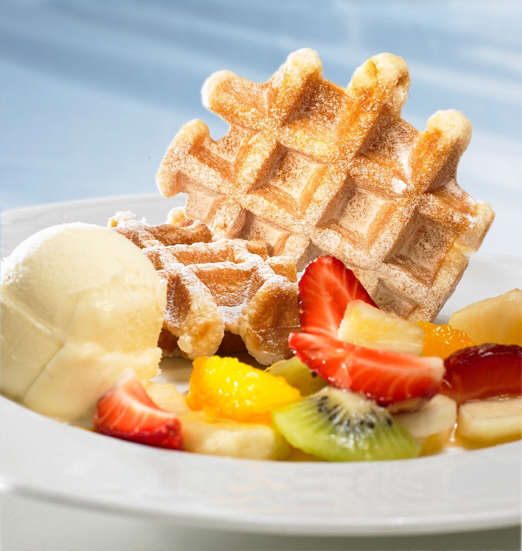 Waffeln mit Vanilleeis und Obstsalat