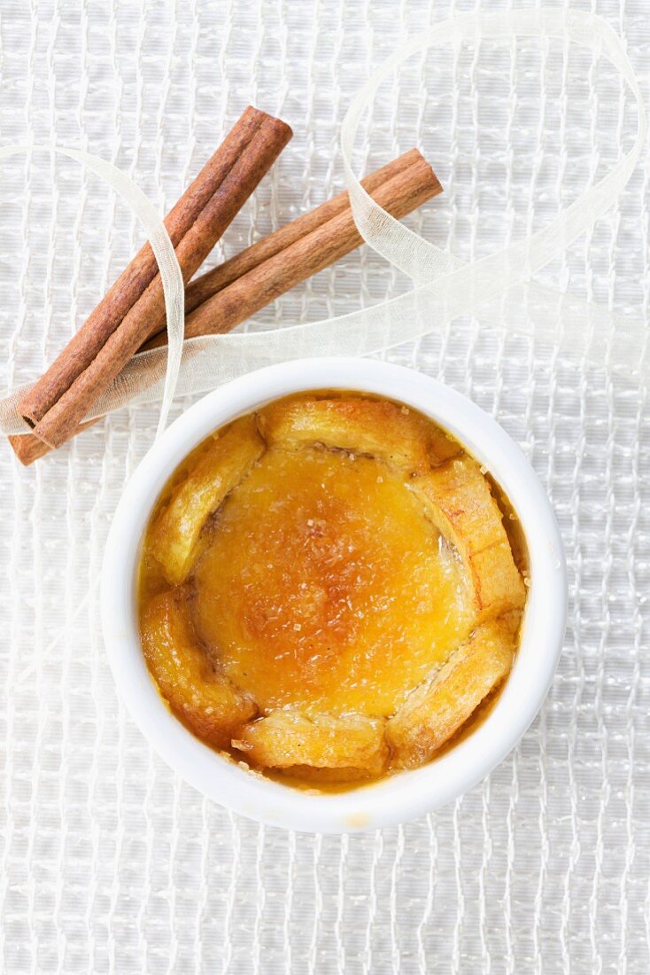 Creme brulee with bananas (seen from above)